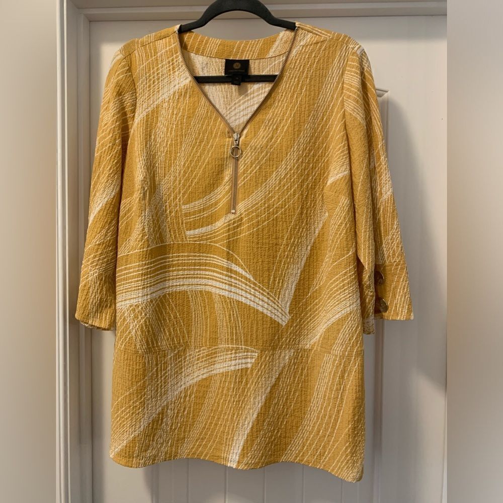 JM Collection Women’s Printed Saffron Gold Zip Front Top Size 1X